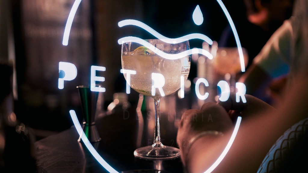 Coctelería de Autor - Copa de Gin y logo de Neon Petricor